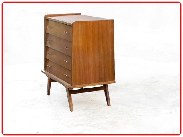 commode vintage inclinée