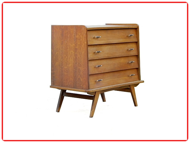 commode vintage inclinée