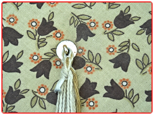 Couturière travailleuse en rotin vintage tripode