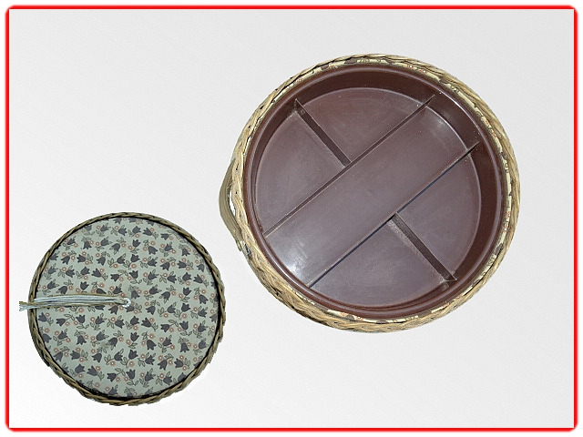 Travailleuse tripode en rotin vintage