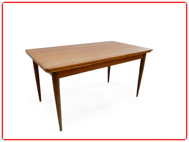 Table de repas scandinave vintage vue de biais