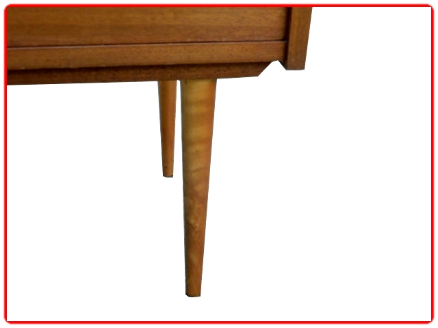 Grands pieds fuselés en bois assif pour ce chiffonnier vintage des années 1970 en acajou.
