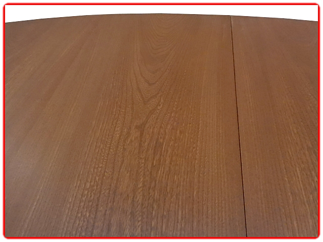 Table de salle à manger Baumann vintage 1960. 2 rallonges qui se rangent sous le plateau permettent à cette table d'accueillir jusqu'à 10 couverts.