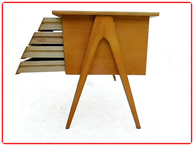 Pieds compas pour ce bureau vintage en bois clair