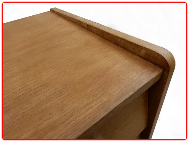 Commode vintage inclinée