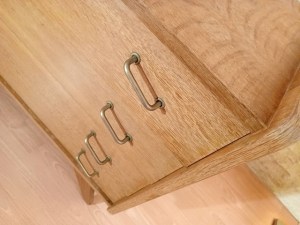 Commode vintage bois clair pieds compas