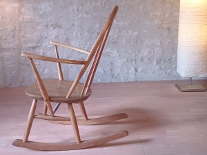 Chaise à bascule design scandinave Ercol