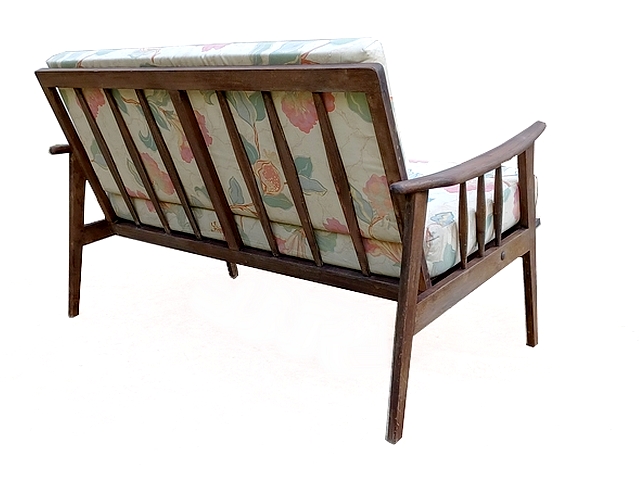 Vue de biais de la banquette vintage scandinave 1950