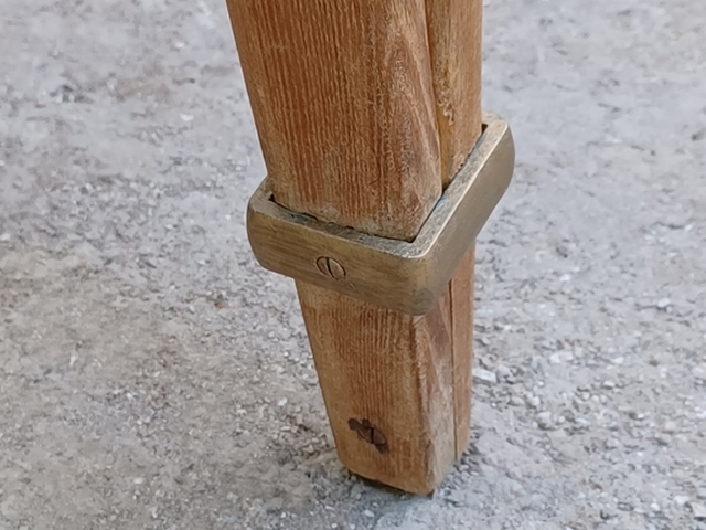 Chaise Bow Wood vue gros plan bague du pied