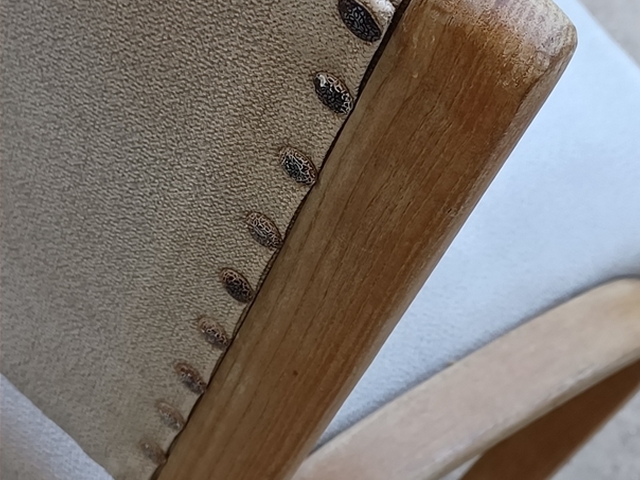 Chaises Bow Wood rénovées vue dossier