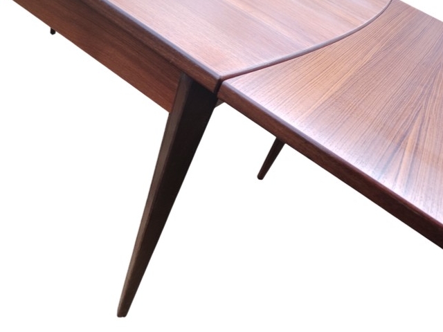 Vue détail du pied table à manger scandinave vintage 1960